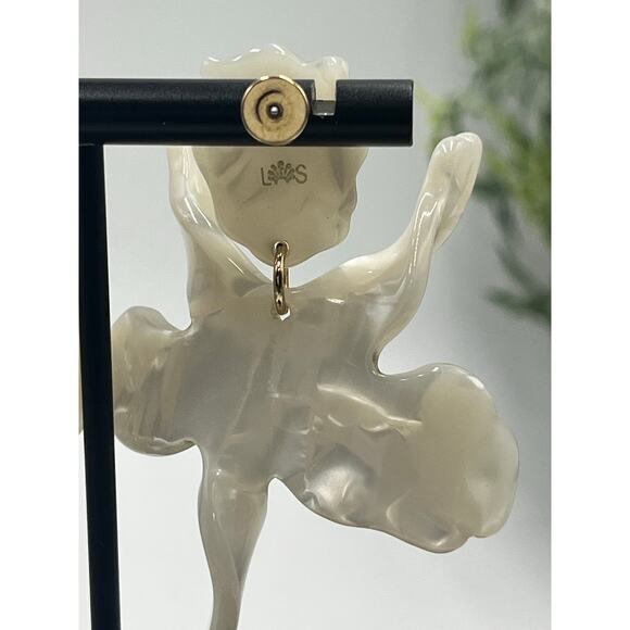 Lele Sadoughi Signed Cream Mother of Pearl Acetate Paper Lily Drop Earrings - Picture 4 of 9